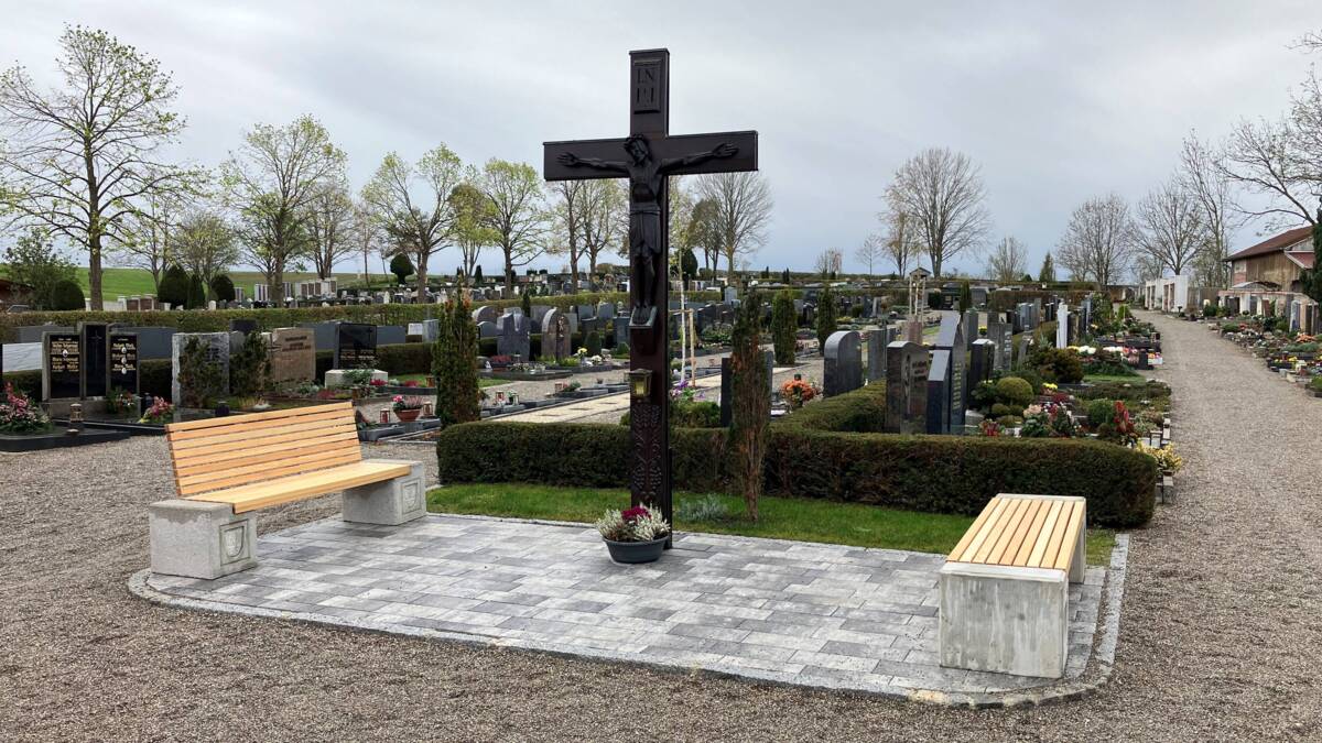 Bild neue Bänke auf dem Kissinger Friedhof beim Kreus